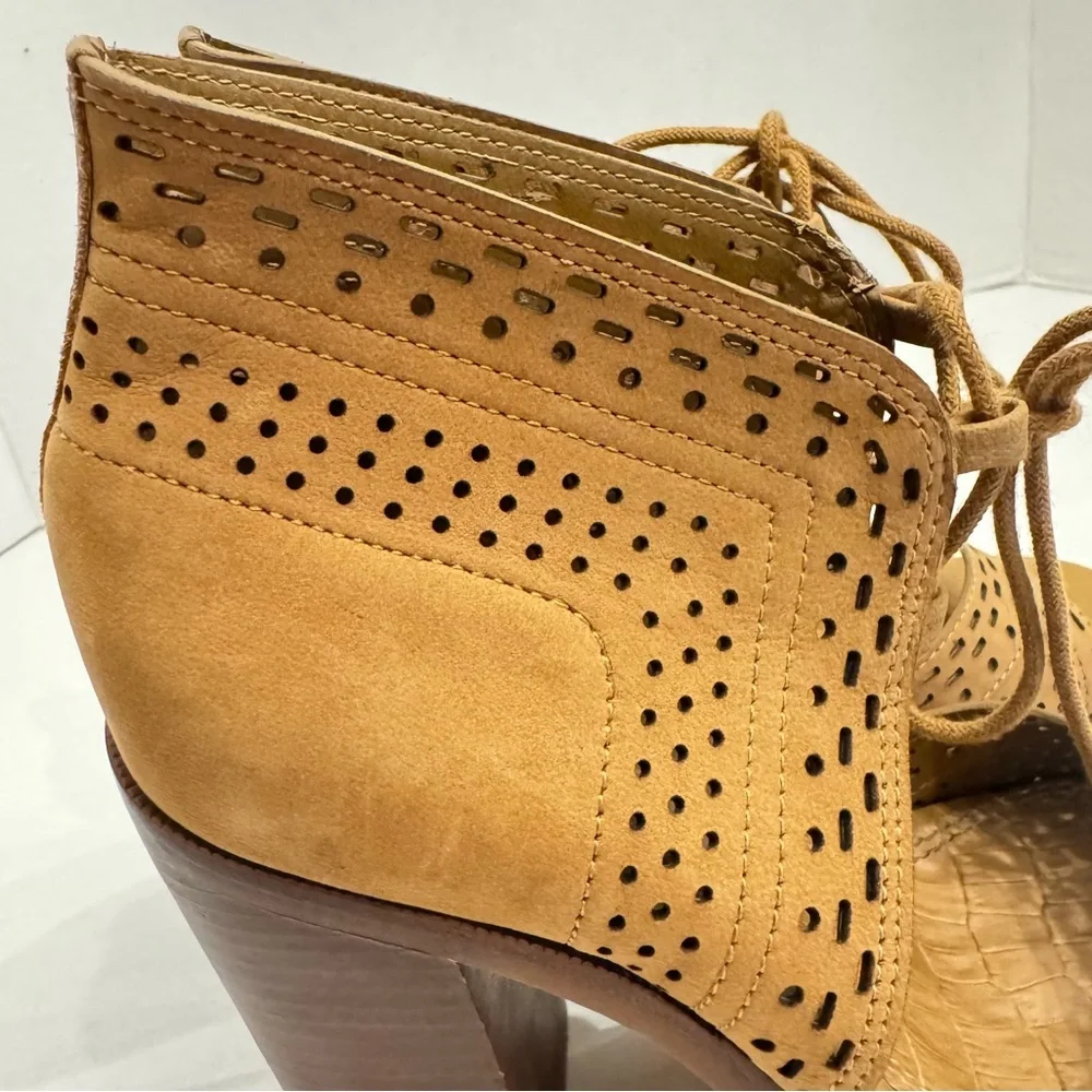 Gianni Bini Gypsie Daze 6M Tan Brown Open Toe Eyelet Lace Up Block Heel Sandals